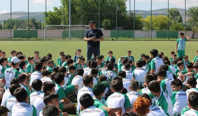 Sivas'ta yaz spor okullarında çocuklara futbol dersi