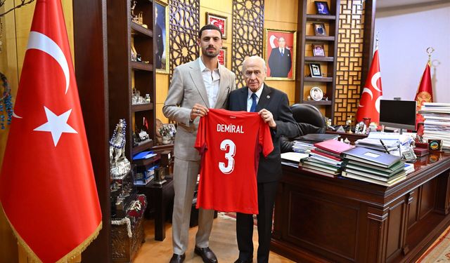 Merih Demiral'dan Devlet Bahçeli'ye Ziyaret! Milli Formasını Hediye Etti
