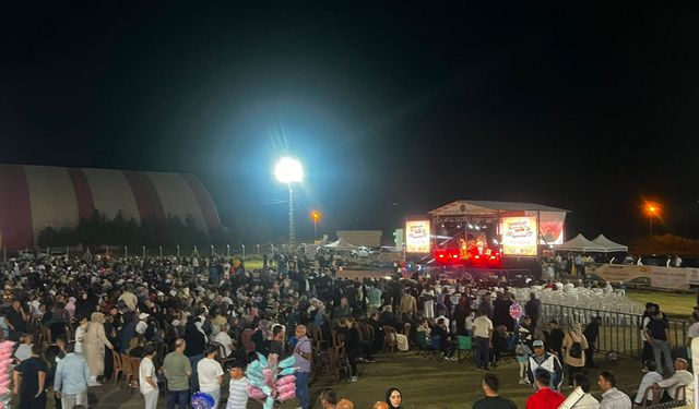 Sivas'ta Güreşler, Cirit ve 30 Tonluk İkram Geceye Damga Vurdu!