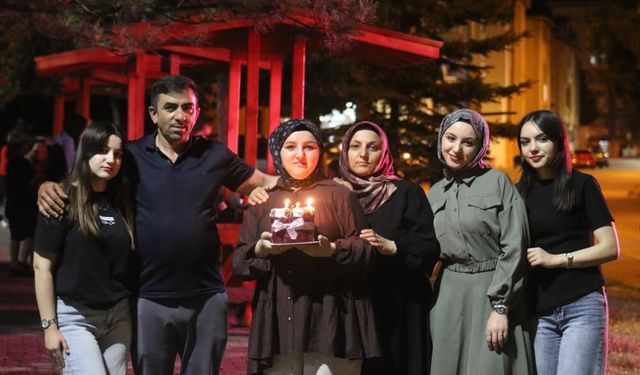 Sivas’ta işitme engelli Esra’ya hayatının sürprizi! 17. yaş günü böyle kutlandı