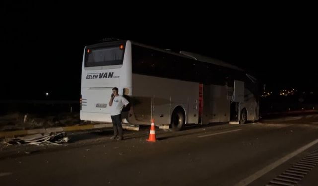 Sivas’ta yolcu otobüsü otomobil ile çarpıştı!