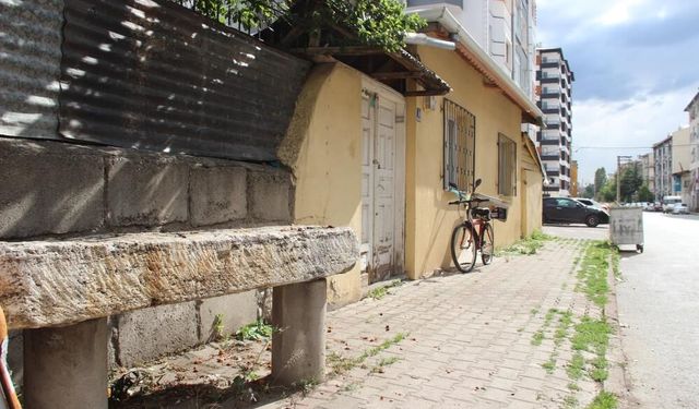Sivas'ın kaldırımında musalla taşı