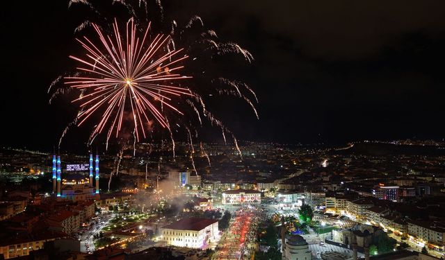 Sivas dün gece havai fişeklerle aydınlandı