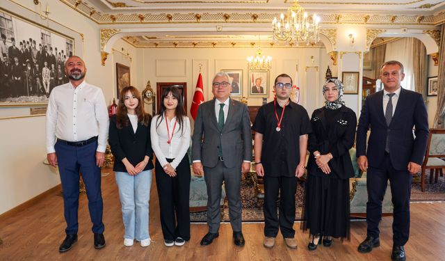 Sivaslı Öğrenciler YKS’de Zirveye Çıktı! Vali Şimşek Başarılarını Kutladı