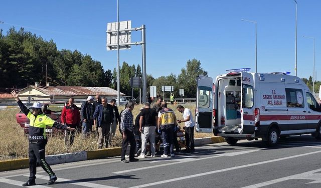 Sivas'ta otomobiller çarpıştı! 2 kişi ağır yaralı