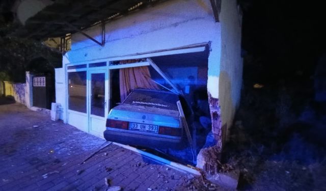 Sivas'ta garaj duvarına çarpan otomobildeki 2 kişi yaralandı