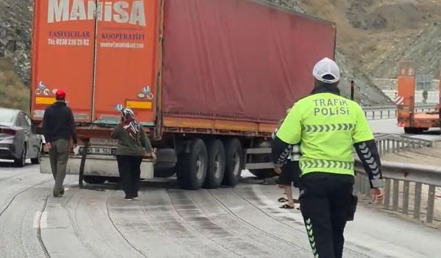 Sivas-Erzincan kara yolunda tır bariyere çarptı