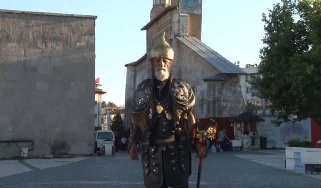 72 Yaşında Türkiye'yi Adım Adım Dolaşıyor! Sultan Alparslan Kılığındaki Seyyah Sivas'ta