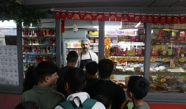 Sivas'ta askıda tost öğrencileri sevindiriyor
