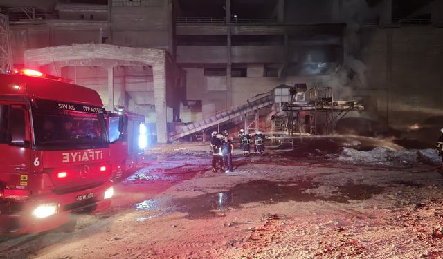 Sivas’ta Çimento Fabrikasında Korkutan Yangın!