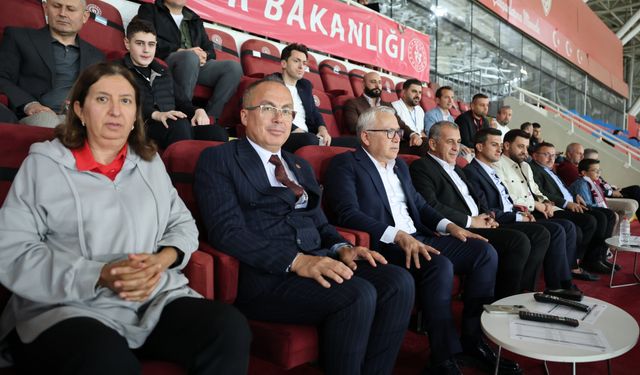 Vali Şimşek, Sivasspor-Mardin 1969 Spor Maçını Tribünden Takip Ediyor