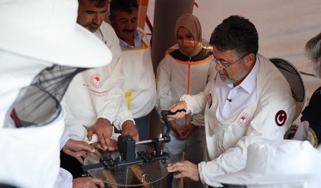 Bakan Yumaklı Sivas’ta Kovan Başına Geçti Bal Sağdı