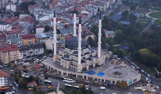 Sivas Merkez Camii'nde ilk ezan okundu