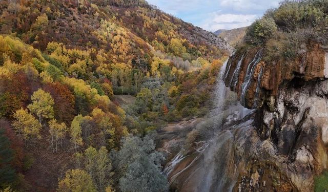 Dipsiz Göl ve Şelalesi sonbahar manzarasıyla büyülüyor