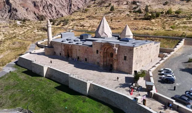 Sivas'taki Bu Yapının Sırrı Çözüldü! İlaçlar Yokken Orası Vardı!