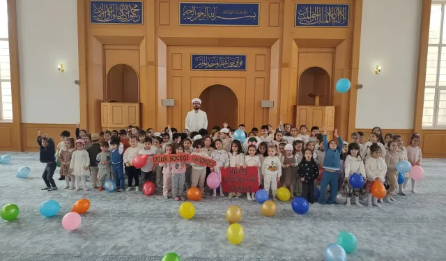 Sivas’ta Maarifin Kalbinde Ramazan 100 Minik Öğrenci Camide İlahiler Söyledi