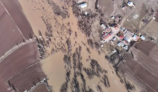 Sivas'ta Metrelerce Kar Eridi, Köy Yolu Sular Altında Kaldı!