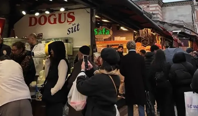 İstanbul Mısır Çarşısı Esnafı Eski Günleri Mumla Arıyor