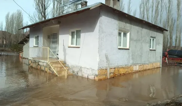 Sivas Kalın'da Eriyen Kar Suları İle Yükselen Dereler Yaşam Alanlarına Kadar Taştı!