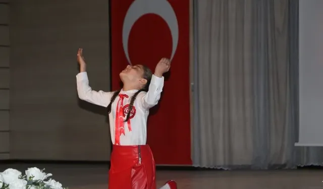 Küçük Öğrencinin İstiklal Marşı Performansı Salonu Duygulandırdı