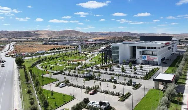 Sivas'ta Büyük Yarış Başlıyor: Yapay Zekâ ve Genç Beyinler Aynı Masada