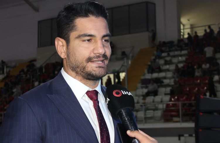 Sivas'ta 6 Bin 500 Çocuk İçin Tarihi Gün! Taha Akgül Gözleri Dolarak Açıkladı!