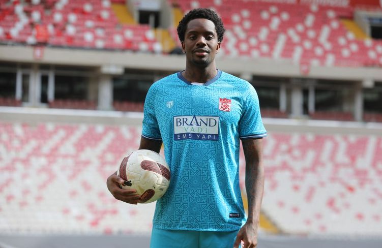 Sivasspor'un Yıldız Futbolcusu Sakatlandı! Sahalara Ne Zaman Dönecek?
