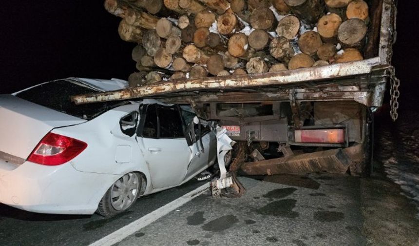Otomobil, tomruk yüklü kamyonun altına girdi: 1 yaralı