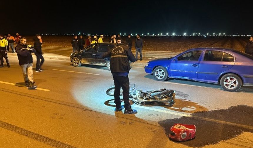 Motosiklet sürücüsü kazada öldü, yakınları çarpan otomobili parke taşıyla parçaladı