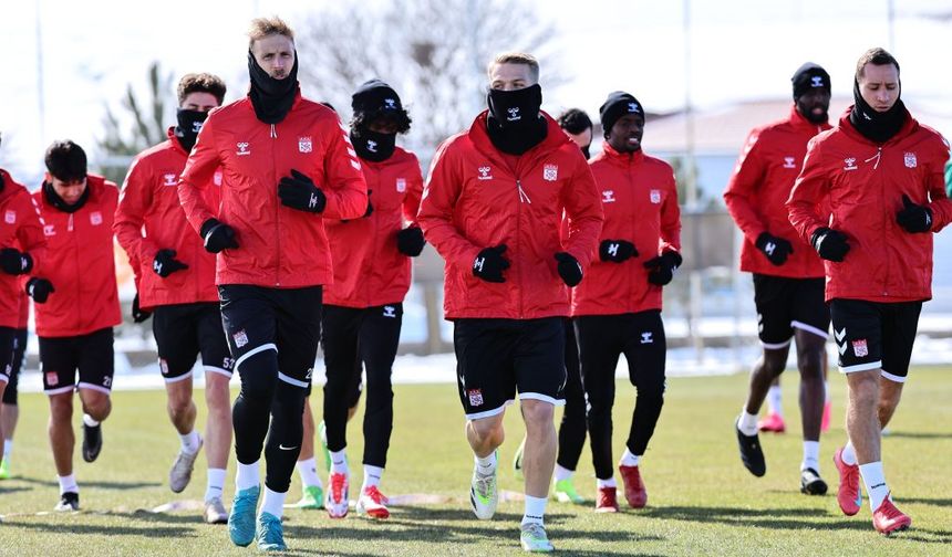 Sivasspor'da Buz Gibi Havada Sıcak Çalışma