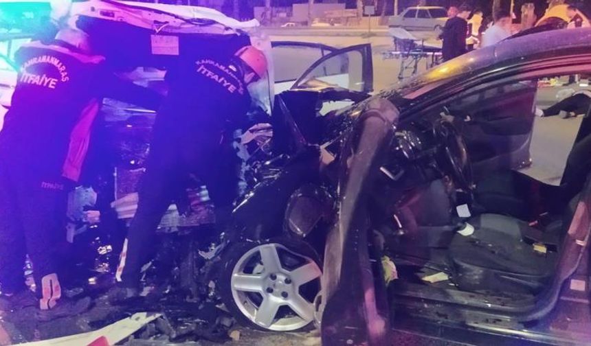 Otomobiller Çarpıştı: 1'i Ağır 5 Yaralı