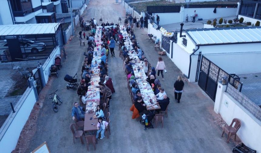 Bu Mahalle İftarı Sokakta Yapıyor