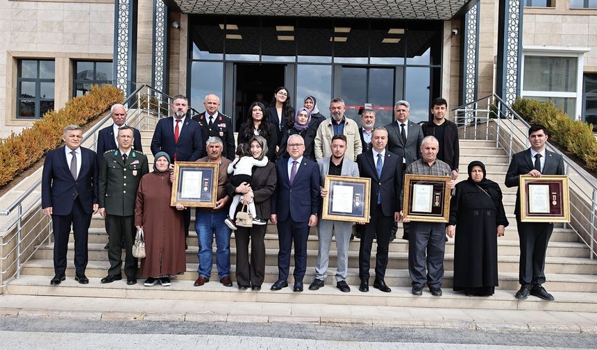 Şehit Aileleri ve Gazilere Devlet Övünç Madalyaları Takdim Edildi