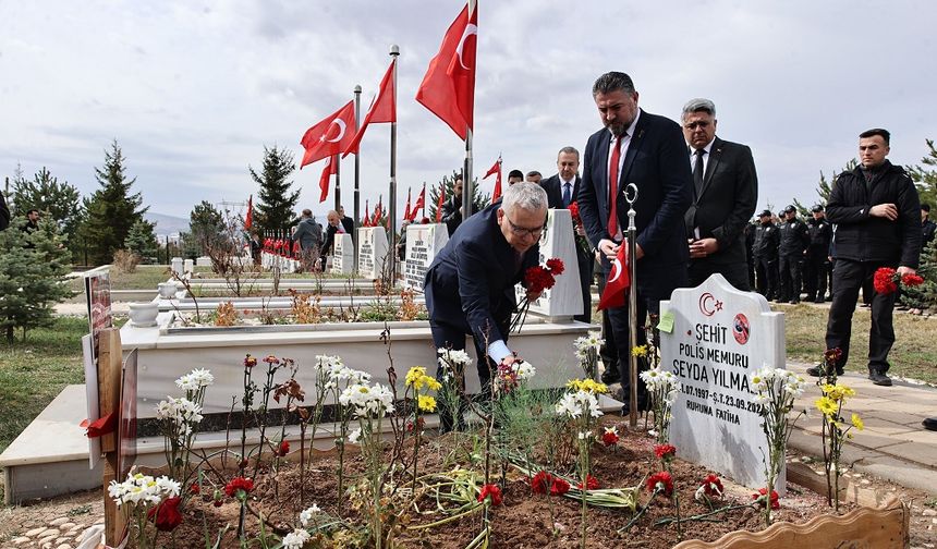 Sivas’ta Çanakkale Zaferi Programında Şehitliğe Karanfil Bırakıldı