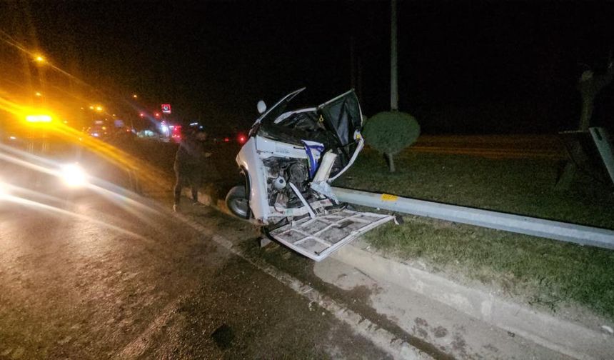 Direğe Çarpan Tofaş Kağıt Gibi Ezildi