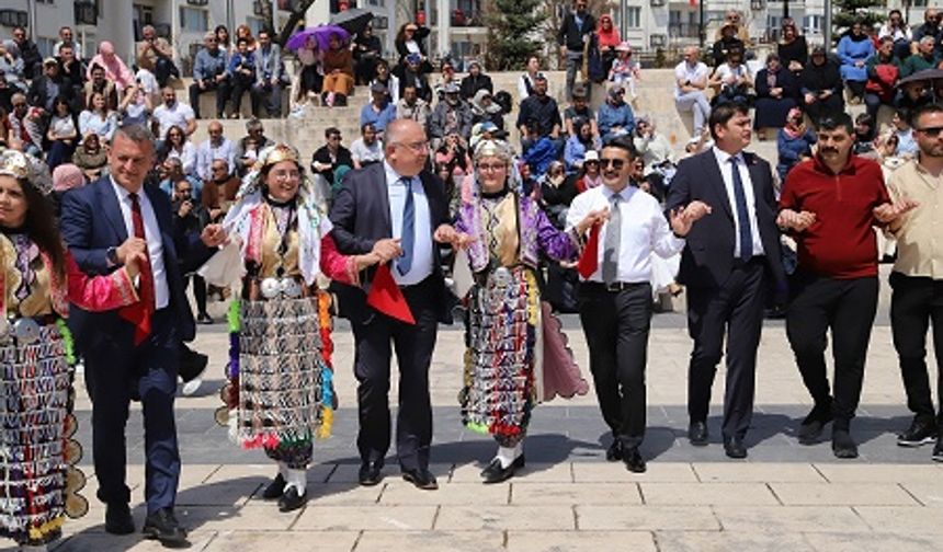 Vali Yardımcısı ve Müdür halaya durdu! Sivas'ta o anlar