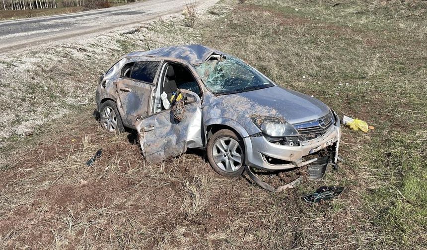 Sivas'ta kontrolden çıkan araç tarlaya uçtu