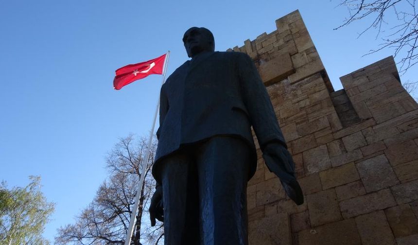 Sivas'ın sarı taşı geri döndü! Anıta yakışır olacak