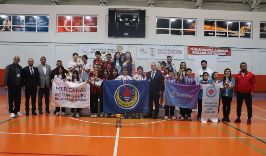 Küçükler sahneye çıktı büyük oynadı