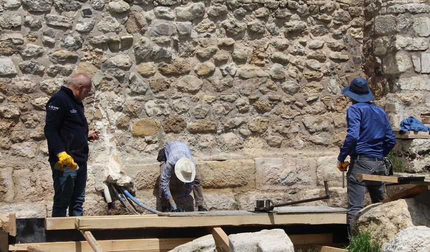 Sivas Çifte Minare'ye beton destek
