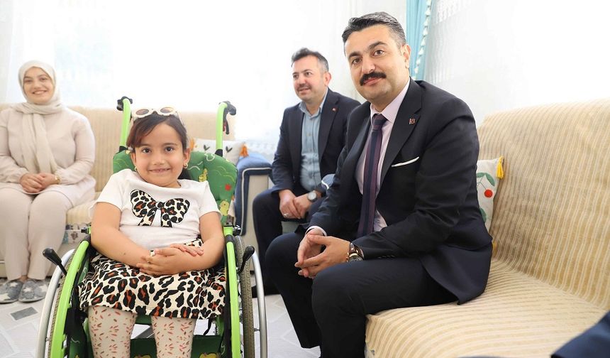 Evde eğitim alan öğrencilere karneleri Müdür verdi