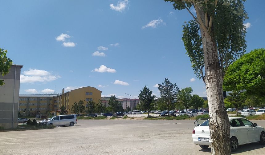 Sivas'ta Üniversite Boşaldı! Esnaf Kara Kara Düşünüyor!