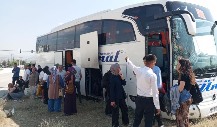 Sivas - Malatya Karayolunda Korkutan Kaza! Yolcu Otobüsü ile Kamyonet Çarpıştı!