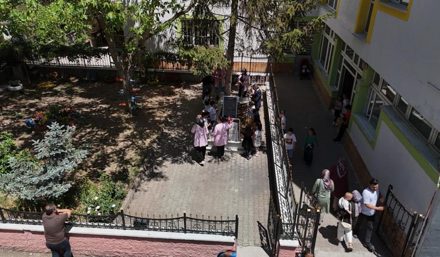 Sivas'ta Okul Bahçesindeki O Mezarın Sırrı Ortaya Çıktı!