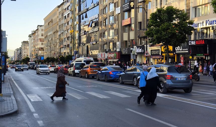 Sivaslıların İstasyon'da Bir Tur Atma Geleneği Başladı!