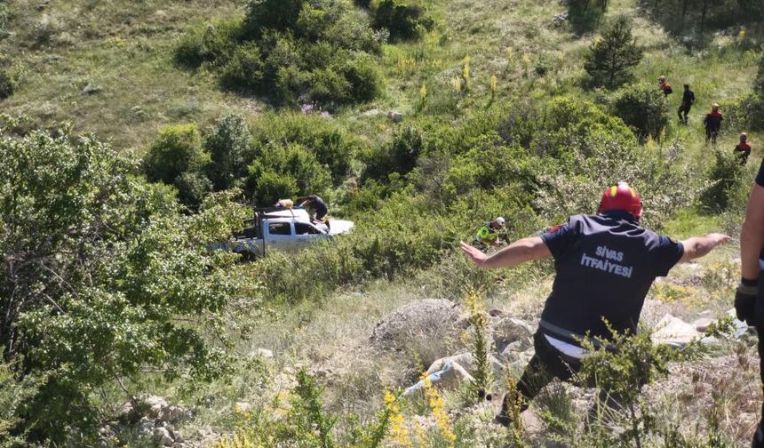 Sivas’ta Feci Kaza Kamyonet Şarampole Devrildi, Sürücü Ağır Yaralı!
