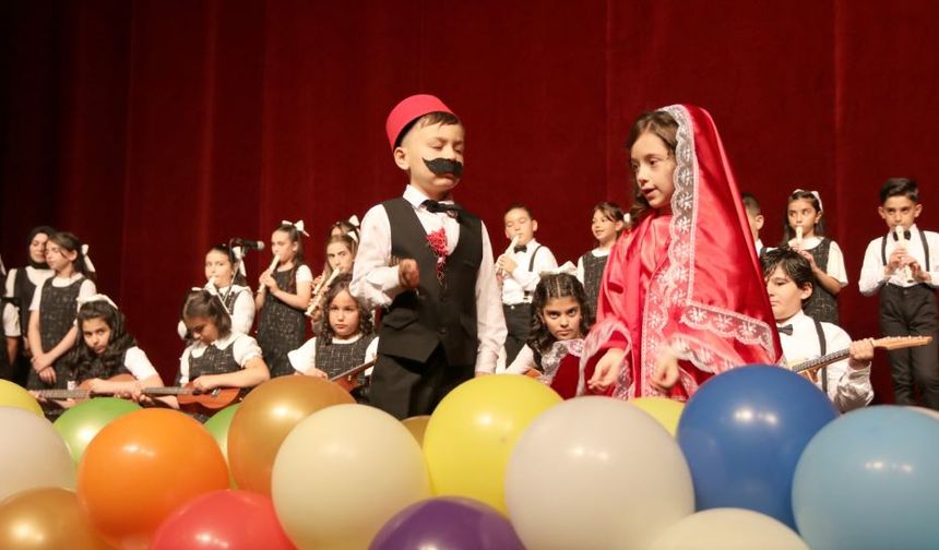 Minicik Elleriyle Dev Orkestralara Taş Çıkardılar!