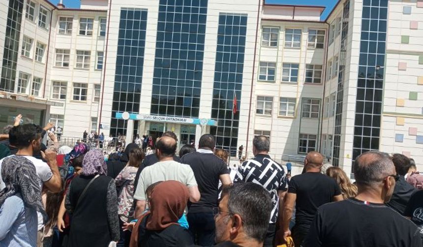 Sıralarda Ter Döken Çocuklar! Dışarıda Dua Eden Anneler!