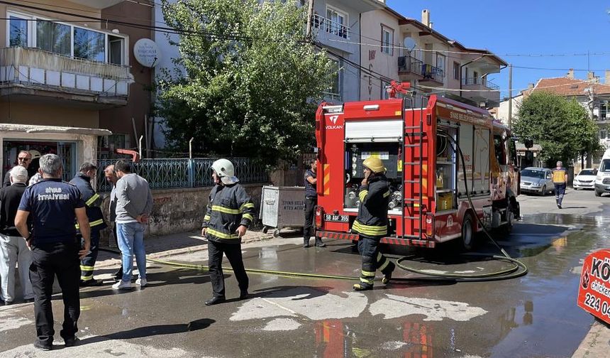 Sivas'ta Apartman Yangını: 5 Kişi Dumandan Etkilendi!