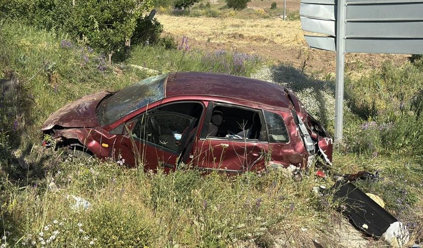 Sivas'ta Feci Kaza: Otomobil Şarampole Uçtu, 3 Yaralı!